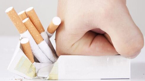 Dejar de fumar abruptamente, provocando alteraciones en el funcionamiento del organismo. 