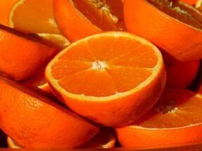 La vitamina C contenida en las naranjas es eliminada por la nicotina. 