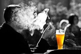 beber alcohol estimula las ganas de fumar