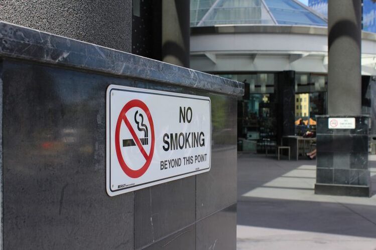 la prohibición de fumar en lugares públicos fomenta el abandono del hábito de fumar